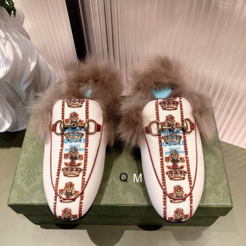 Gucci Women's Slippers 450